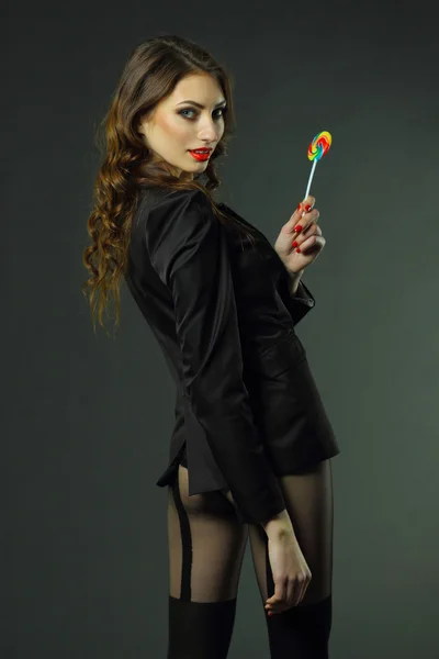 性感的女孩，穿着夹克着棒棒糖 — 图库照片