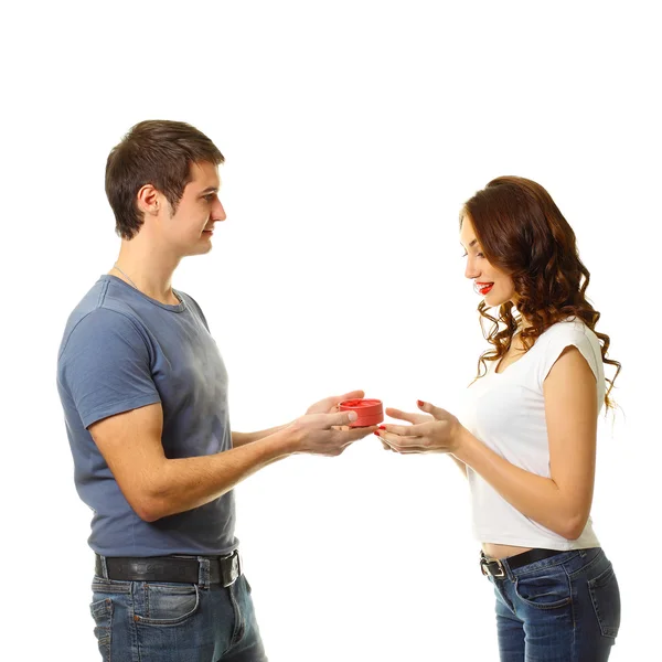 Hombre haciendo una propuesta para casarse con la chica . — Foto de Stock