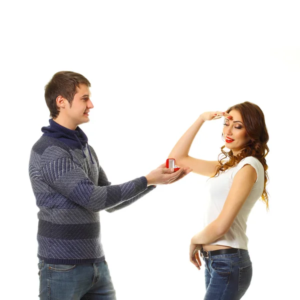 Hombre haciendo una propuesta para casarse con la chica . — Foto de Stock