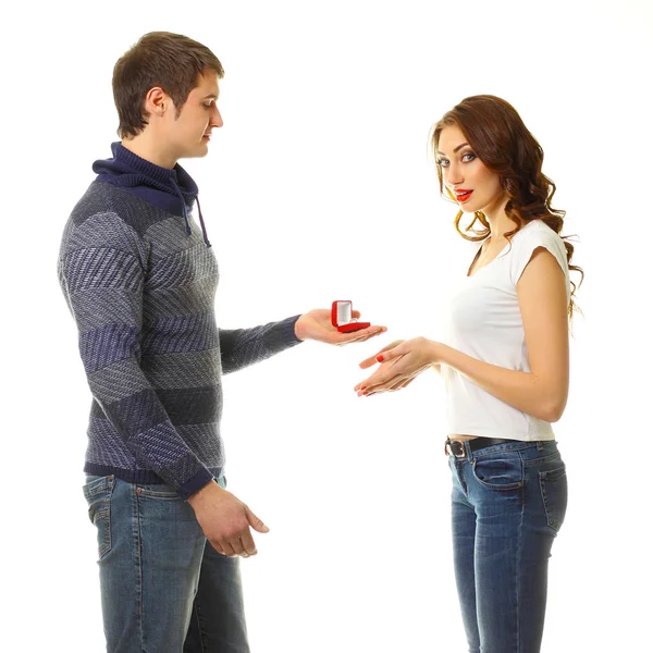 Hombre haciendo una propuesta para casarse con la chica . — Foto de Stock