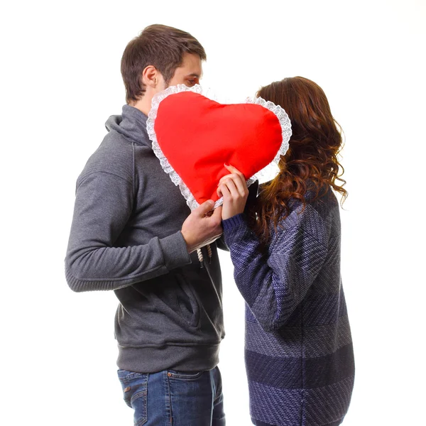 Pareja con una almohada en forma de corazón —  Fotos de Stock