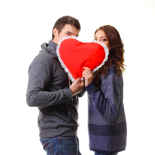 Pareja con una almohada en forma de corazón — Foto de Stock