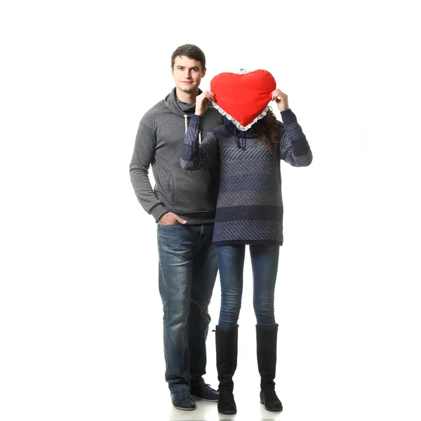 Para z poduszką w kształcie serca — Zdjęcie stockowe