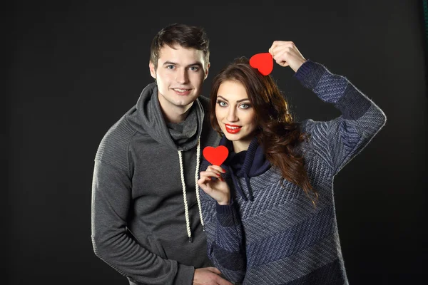 Pareja con corazones de papel — Foto de Stock