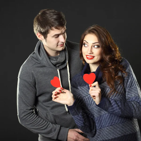 Couple  with  paper hearts — Stock Photo, Image