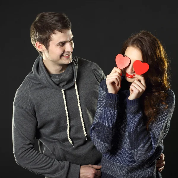 Pareja con corazones de papel —  Fotos de Stock