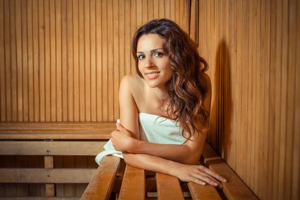 Jeune femme relaxante dans un sauna — Photo