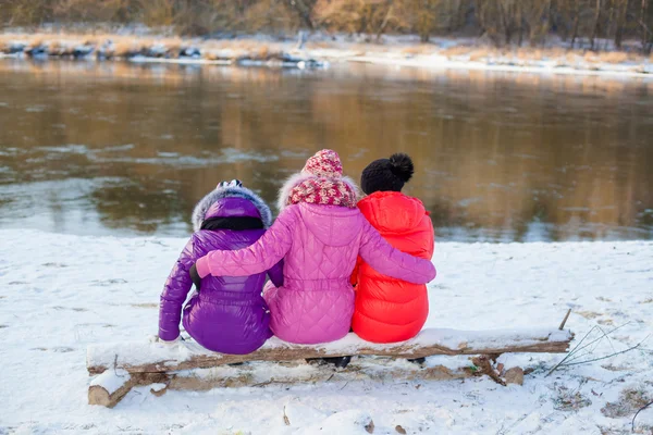 Anne ve kızı kıyıda oturan — Stok fotoğraf