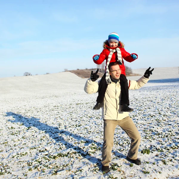 Famille heureuse en hiver. — Photo