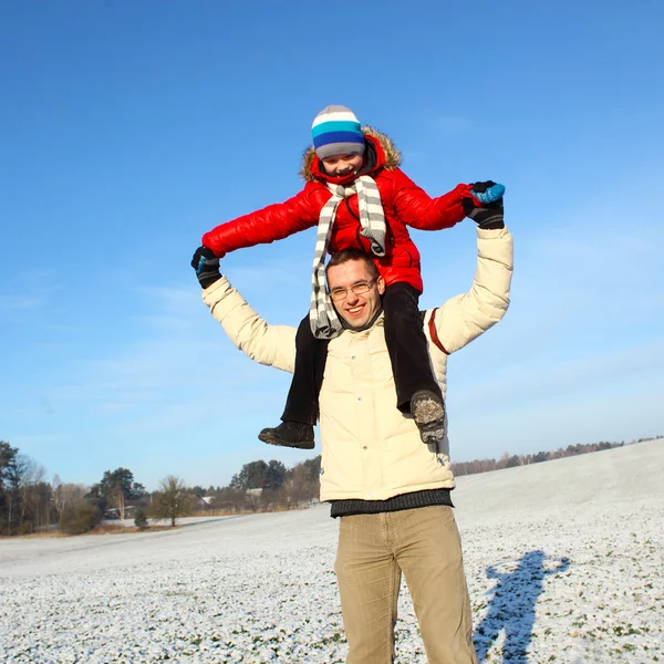 Famiglia felice in inverno. — Foto Stock