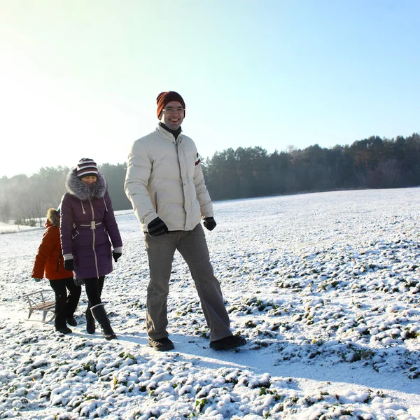 Семейная прогулка зимой . — стоковое фото