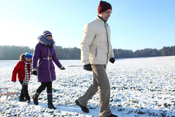 Caminhada em família no inverno . — Fotografia de Stock