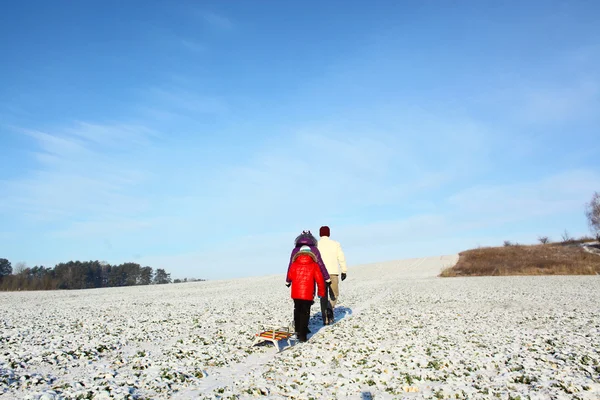 Promenade en famille en hiver . — Photo