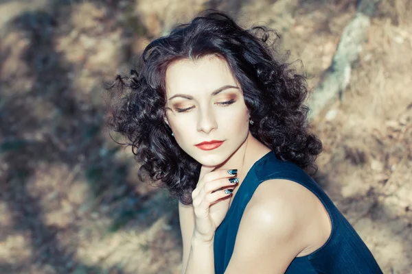 Magnífico retrato de una hermosa joven — Foto de Stock