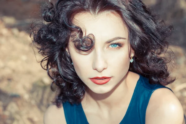 Magnífico retrato de una hermosa joven — Foto de Stock