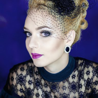 vintage elbiseli sarışın kız