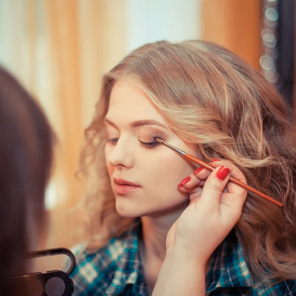 Maskenbildner beim Make-up — Stockfoto