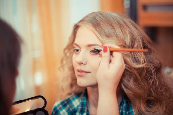 Make-up artist gör gör — Stockfoto