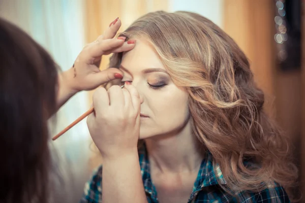 Make-up artist doing make up — Stock Photo, Image