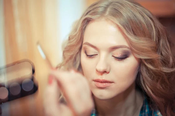 Vizážista dělá make up — Stock fotografie