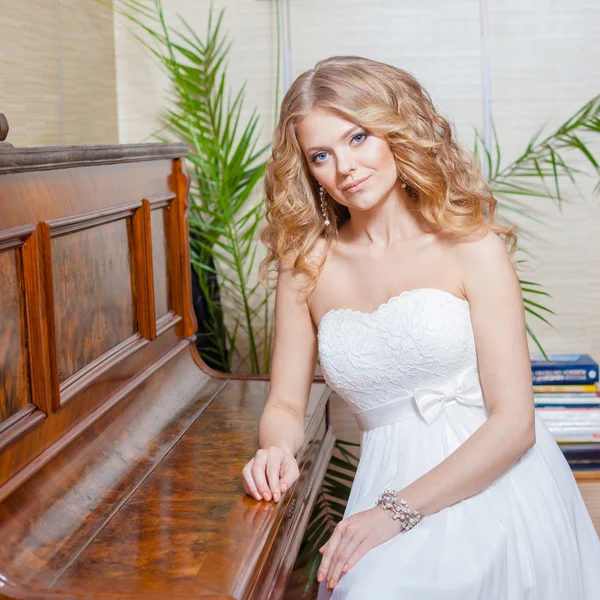 Блондинка невеста в винтажном интерьере — стоковое фото
