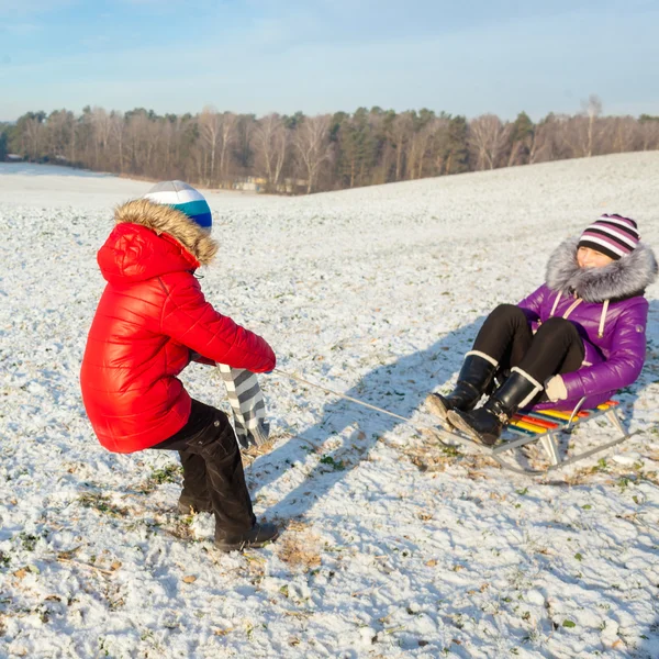 雪の中で楽しんで幸せな家族 — ストック写真