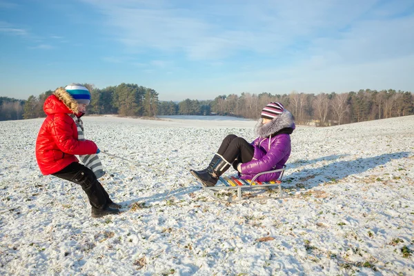 Famille heureuse s'amuser dans la neige — Photo