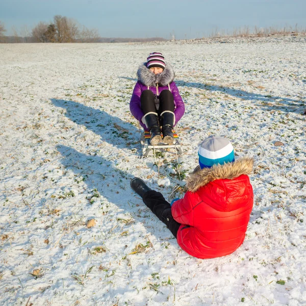 Mutlu aile karda eğleniyor — Stok fotoğraf