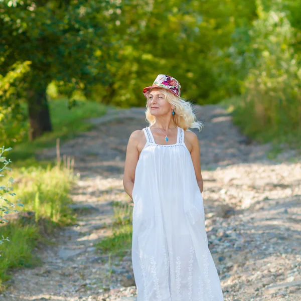 Femme blonde en chapeau de fleur — Photo