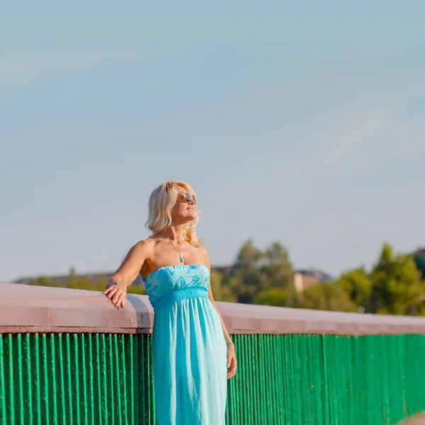 Porträt einer älteren blonden Frau — Stockfoto