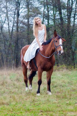 atlı beyaz elbiseli kız