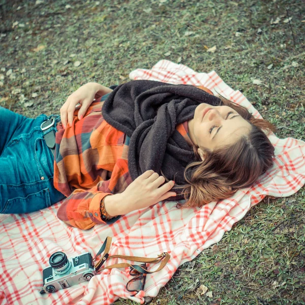 Mintiendo hermosa chica joven —  Fotos de Stock