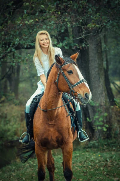 Dívka v bílých šatech na koni — Stock fotografie