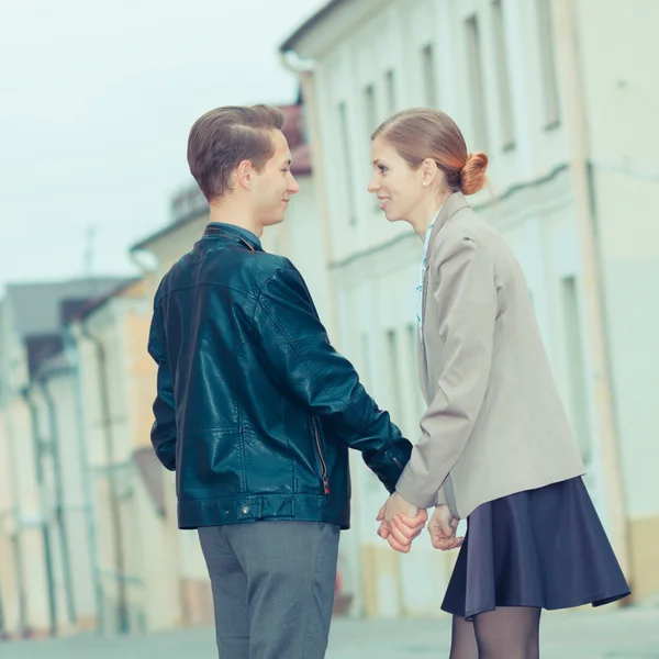 Elegante pareja joven — Foto de Stock