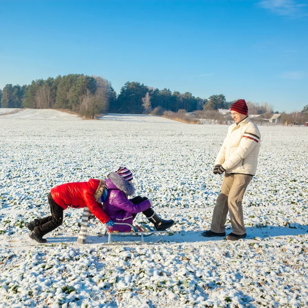 Famille en hiver — Photo