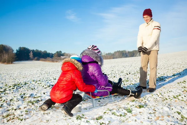 Famille en hiver — Photo