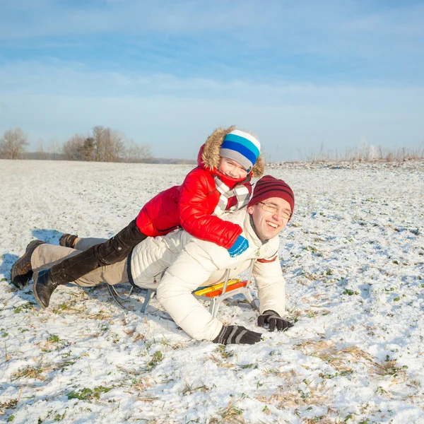 Famille heureuse en hiver — Photo