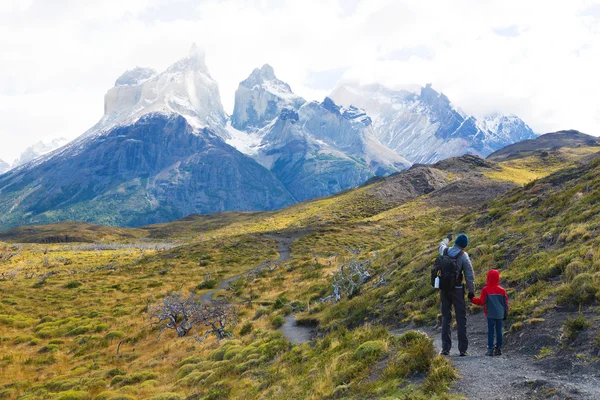 Familjen vandring i Patagonien — Stockfoto