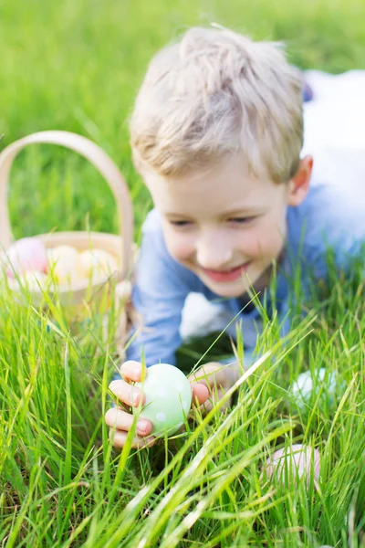 Niño en el tiempo de Pascua — Foto de Stock