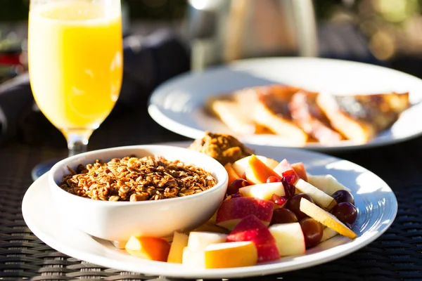 Muesli en fruit voor het ontbijt — Stockfoto