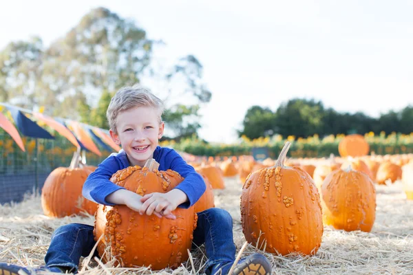 Bambino al cerotto di zucca — Foto Stock