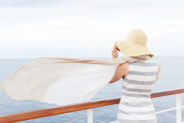 Vrouw op cruise — Stockfoto