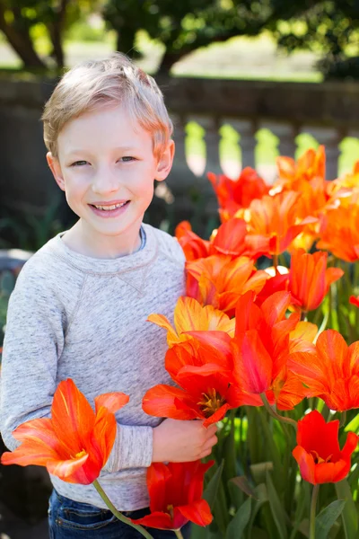 Unge med blommor — Stockfoto