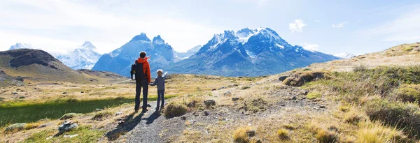 Family hiking in patagonia — Stock Photo, Image