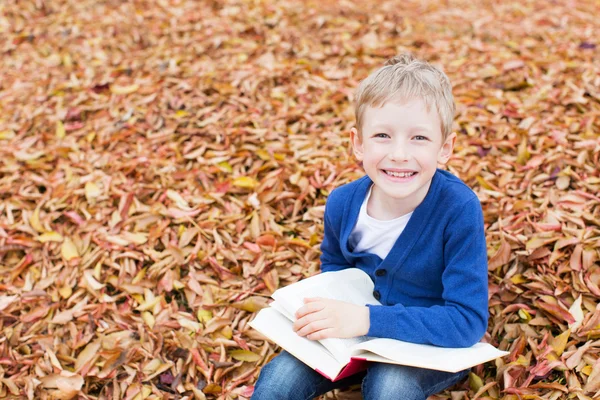 Niño en otoño — Foto de Stock