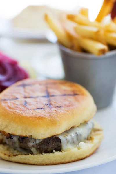 Hemlagad hamburgare med pommes frites — Stockfoto