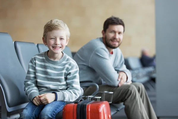 Familie am Flughafen — Stockfoto