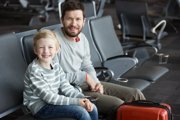 Семья в аэропорту — стоковое фото