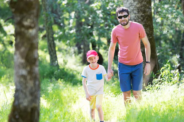 Familie van twee wandelen — Stockfoto