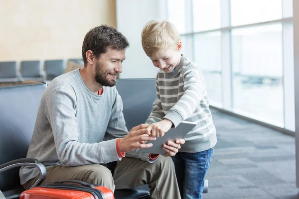 Family at airport — Stock Photo, Image